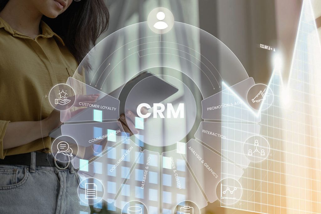 Os 5 melhores sistemas de CRM para pequenas e médias empresas Arte circular com o texto CRM ao centro e mulher mexendo em tablet ao lado, gerenciando os clientes da Weein agência de marketing digital