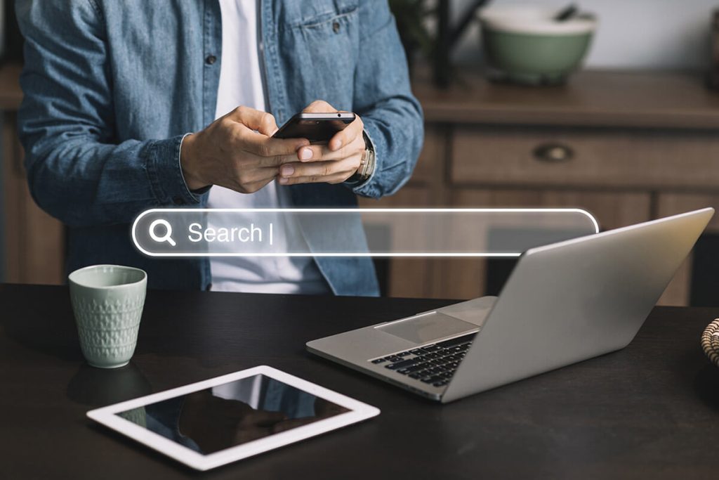 SEO para Negócios: Por que o topo do Google importa? Homem pesquisando no Google pelo seu negócio, após ler o artigo de SEO para negócios da Weein agência de marketing digital