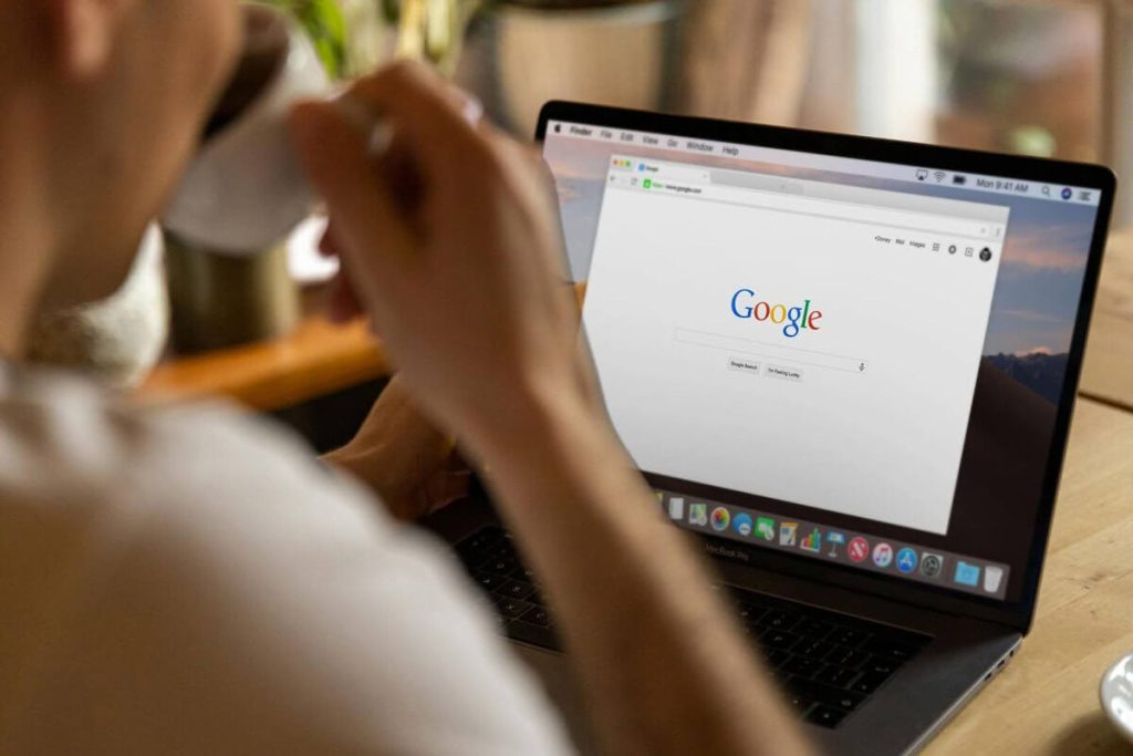 como-o-google-posiciona-o-seu-site-nas-buscas-capa-weein-agencia-de-seo-estrategico-ot Pessoa em frente ao notebook olhando para o google